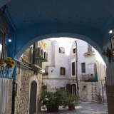 Scarpiniamo ora lungo strada Dietro Tresca, dove � impossibile non notare il celeste con cui � stato dipinto l'arco Carducci